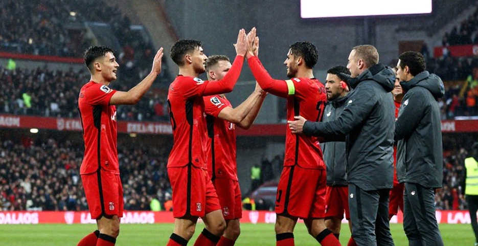 Man Utd 0-1 Man City: 70 phút hơn người và cái bẫy của khối phòng ngự thấp