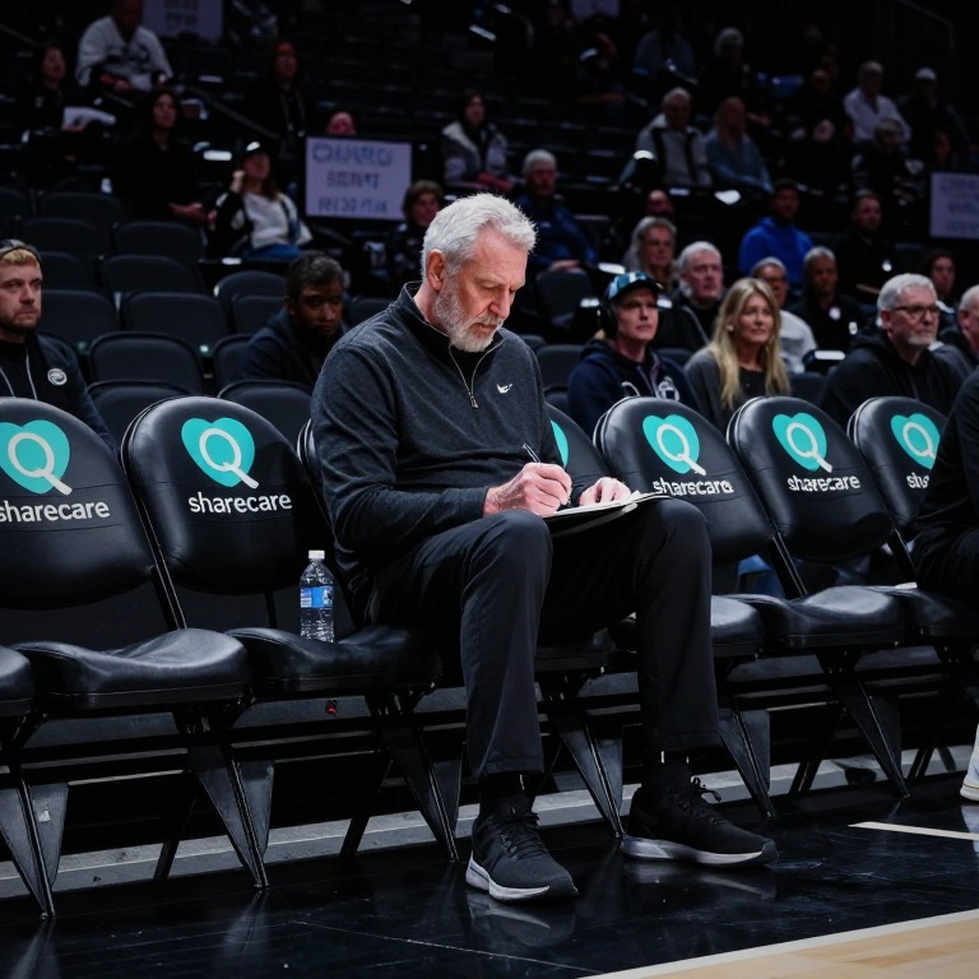 Kanter Freedom kiện Chicago Sky: Chiếc áo 'định nghĩa phụ nữ' và cuộc chiến pháp lý tại Wintrust Arena