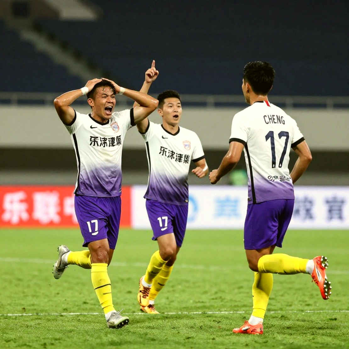 Martinez chất vấn tuyển dụng, Wilcox được bảo vệ: cơn bão thật của Man Utd nằm ở phòng họp