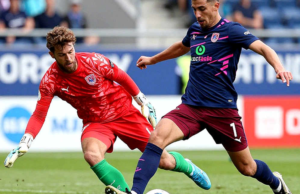 Debrecen 3-0: Mười hai phút bóng đá và sáu mươi lăm phút im lặng Debrecen 3-0: Mười hai phút bóng đá và sáu mươi lăm phút im lặng
