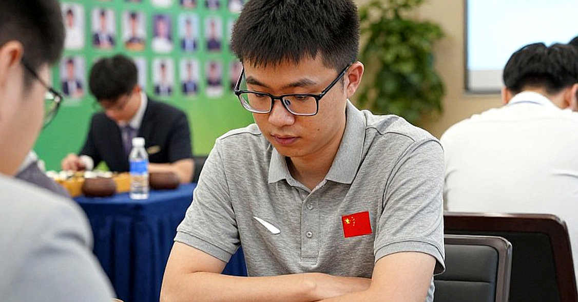 5 e5!: nước cờ đẹp và khoảng trống dữ liệu phía sau một video 60 phút