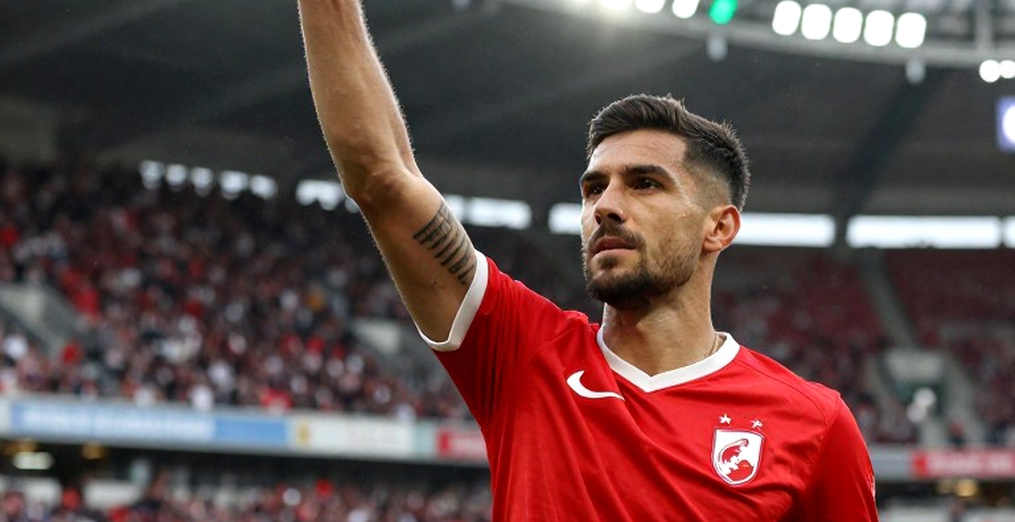 Al-Qadsiah 3-3 Al-Ettifaq: sáu người ghi bàn, một trọng tài sửa sai và khoảng trống dữ liệu