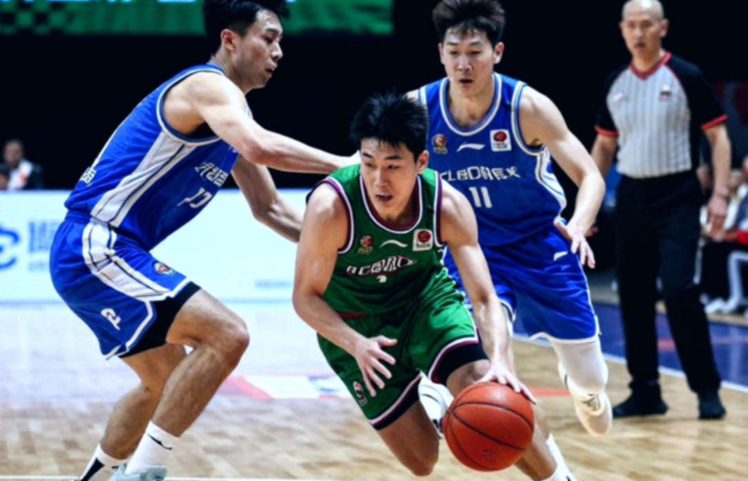 Cú volley phút 83 và đôi giày lạc loài: Đêm Okuno học cách im lặng