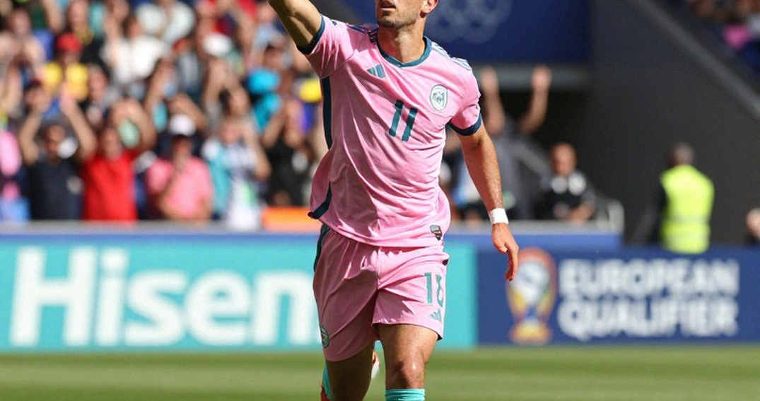 Cristiano Ronaldo, một cái 'like' và cơn bão giữa lòng tuyển Bồ Đào Nha