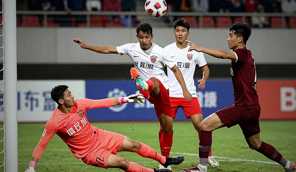 Adin Licina chấn thương ở trận giao hữu với Juventus: JMedical, luật cho vay và bài toán quản lý tài sản trẻ