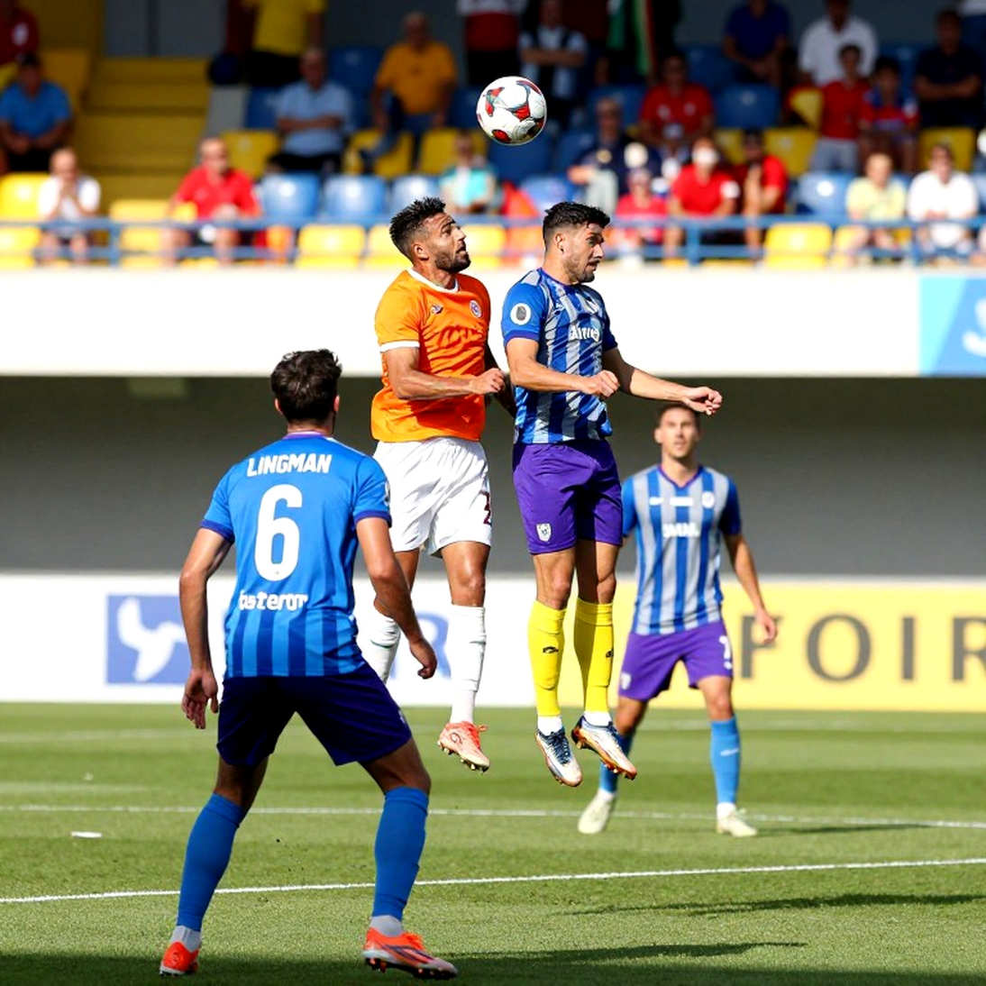 Mưa tháng Mười năm 2026 ở Hàng Đẫy: trận hòa 1-1 và chiếc áo không số Mưa tháng Mười năm 2026 ở Hàng Đẫy: trận hòa 1-1 và chiếc áo không số
